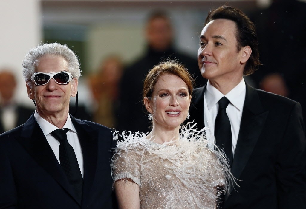 19.mai.2014 - O diretor David Cronenberg e os atores Julianne Moore e John Cusack na exibição do longa "Maps to the Stars" - Ian Langsdon/Efe