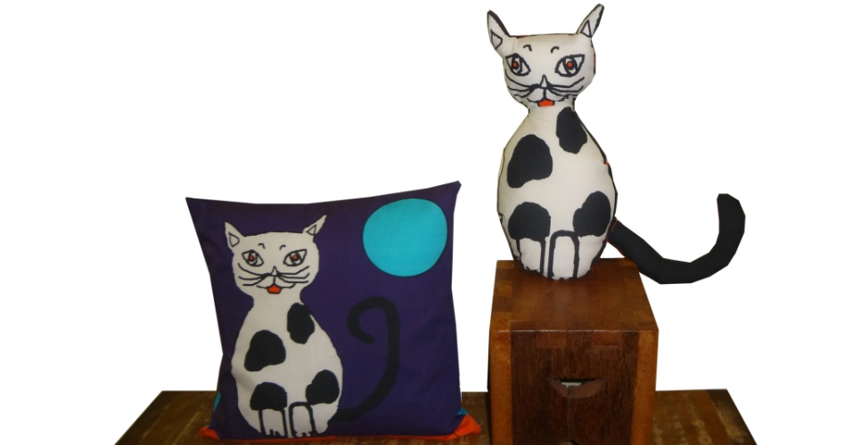Almofadas estampadas quadradas ou em formato de bichos, como a do gato, da Dadida (www.dadidaestampas.iluria.com). R$ 59 a R$ 89 cada. Preços pesquisados em maio de 2014. Sujeito a alterações - Divulgação