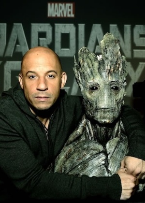 Vin Diesel abraça um modelo de Groot, um dos personagens de "Guardiões da Galáxia" - Divulgação