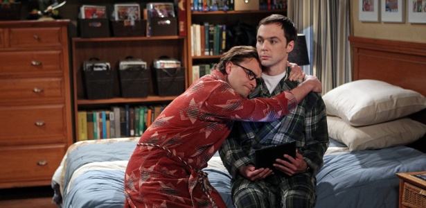  Leonard (Johnny Galecki) abraça Sheldon (Jim Parsons) em "The Big Bang Theory"