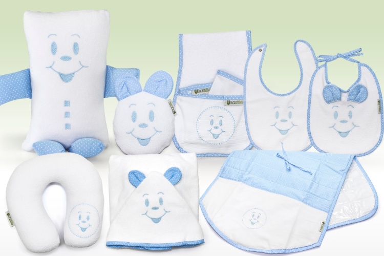 Almofada para repouso do bebê (R$ 32,80 a G), protetor de pescoço (R$ 33,90), babador (R$18,40), toalha de banho (R$ 69,30) e trocador (R$ 39,90), da Cuca Criativa (www.cucacriativa.com.br). Preços pesquisados em maio de 2014. Sujeito a alterações - Divulgação