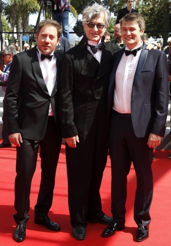 20.mai.2014 - O diretor Wim Wnders (centro) posa ao lado de Juliano Ribeiro Salgado, filho do fotógrafo Sebastião Salgado (esquerda), e do roteirista David Rosier - Sebastien Nogier/EFE