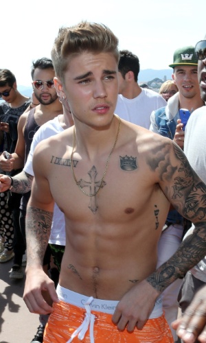20.mai.2014 - Sem camisa e com a cueca à mostra, Justin Bieber circulou por Cannes. O cantor exibiu as inúmeras tatuagens e chamou atenção de quem estava no local. Bieber ficou todo o tempo protegido por seguranças