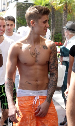20.mai.2014 - Sem camisa e com a cueca à mostra, Justin Bieber circulou por Cannes. O cantor exibiu as inúmeras tatuagens e chamou atenção de quem estava no local. Bieber ficou todo o tempo protegido por seguranças