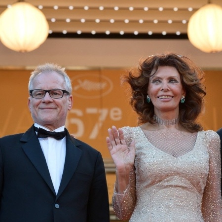 20.mai.2014 - Sophia Loren posa com o diretor do Festival de Cannes Thierry Fremaux  (esquerda) e com o compositor americano William Goodrum - Alberto Pizzoli/AFP - Alberto Pizzoli/AFP