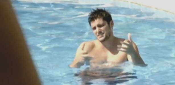 "Em Família": André pede para Bárbara pular na piscina sem roupa