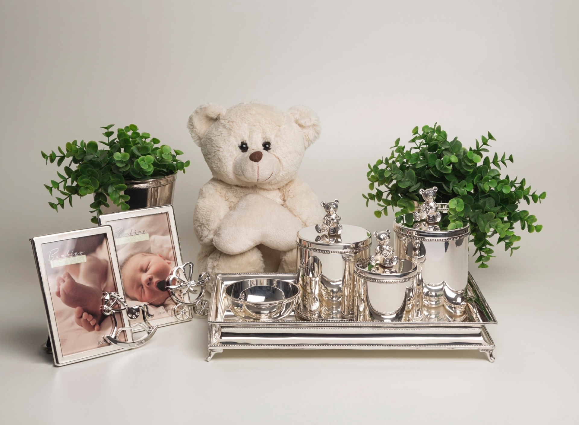 Porta-retratos em prata, da Elegant Solutions (www.elegantsolutions.com.br). R$ 175. Bandeja e demais itens em prata sob consulta. Preço pesquisado em maio de 2014. Sujeito a alterações. Estes itens fazem parte da da Ópera, feira que acontece em São Paulo, de 24 a 27 de maio - Divulgação