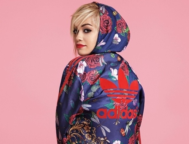 Na primeira imagem oficial divulgada, Rita Ora posa com uma jaqueta que integrará a linha Roses - Reprodução/ Instagram