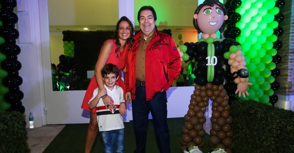 20.mai.2014 - Fausto Silva comemora os seis anos de seu filho Rodrigo ao lado da mulher, Luciana, em um buffet infantil de São Paulo