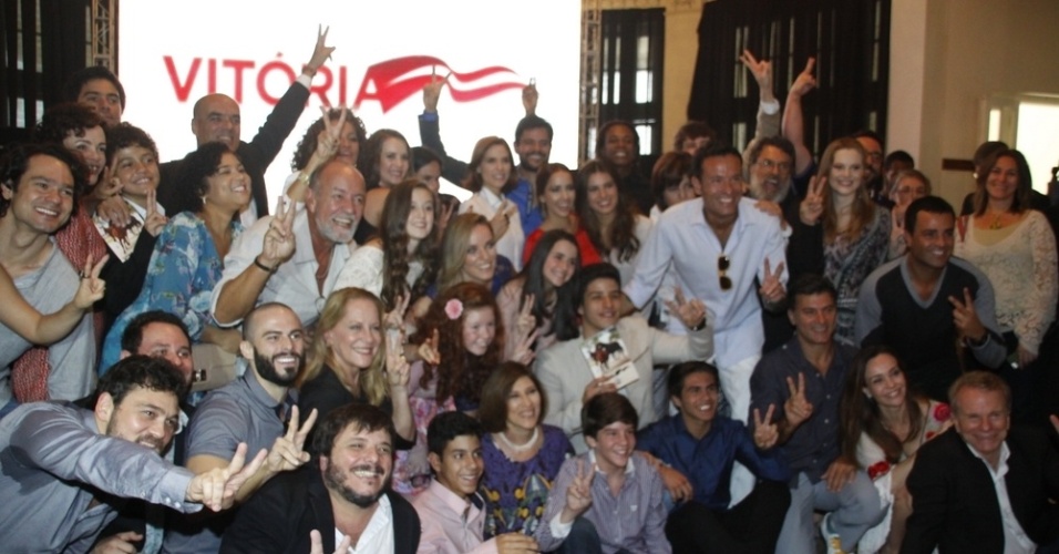 21.mai.2014 - Elenco de "Vitória", da Record, se reúne no Rio para o lançamento da novela