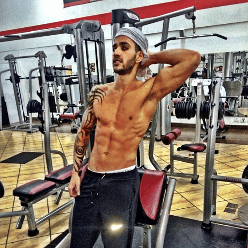 21.mai.2014 - Gusttavo Lima mostra seu corpo sarado no Instagram na madrugada desta quarta-feira