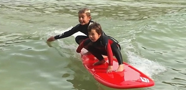 Crianças divertem-se no lago artificial criado em Bilbao, na Espanha - Reprodução/BBC
