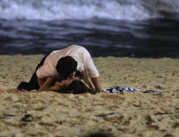 21.mai.2014 - Bruna Marquezine e Gabriel Braga Nunes gravam cenas da novela "Em Família" na praia do Recreio, no Rio