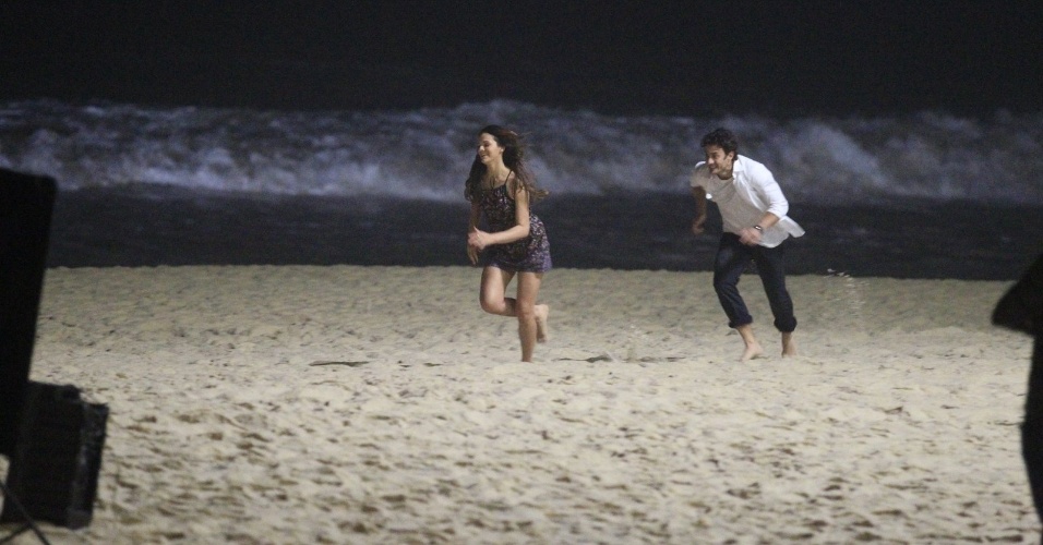 21.mai.2014 - Bruna Marquezine e Gabriel Braga Nunes gravam cenas da novela "Em Família" na praia do Recreio, no Rio