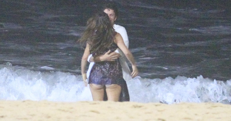 21.mai.2014 - Bruna Marquezine e Gabriel Braga Nunes gravam cenas da novela "Em Família" na praia do Recreio, no Rio.