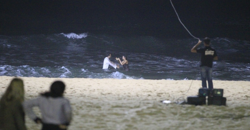 21.mai.2014 - Bruna Marquezine e Grabriel Braga Nunes gravam cenas no mar da praia do Recreio