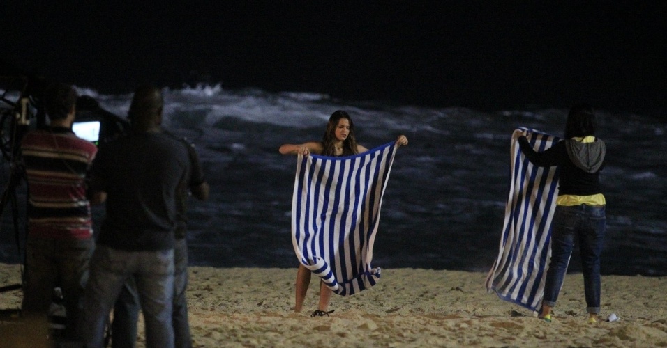21.mai.2014 - Bruna Marquezine nos bastidores das gravações da novela "Em Família", na praia do Rio