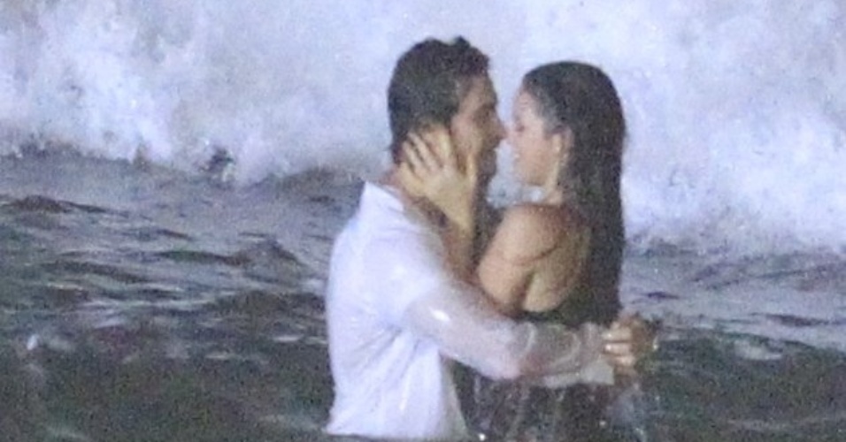 21.mai.2014 - Bruna Marquezine quase mostrou demais ao gravar cenas de beijo no mar com o ator com Gabriel Braga Nunes