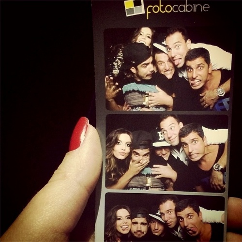 21.mai.2014 - Giovanna Lancellotti mostra sequência de fotos com alguns amigos no dia de seu aniversário, inclusive o ator Caio Castro