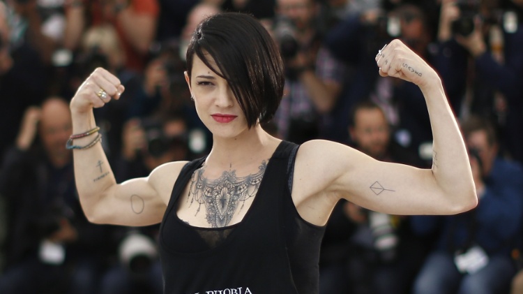 22.mai.2014 - Asia Argento mostra tatuagens e músculos em Cannes. A atriz levou ao festival sua nova aventura na direção com o filme "Incompresa" - AFP - AFP