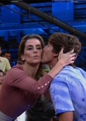 Vencedor do concurso "Garoto Boogie Oogie", Brenno Leone ganha beijo de Deborah Secco