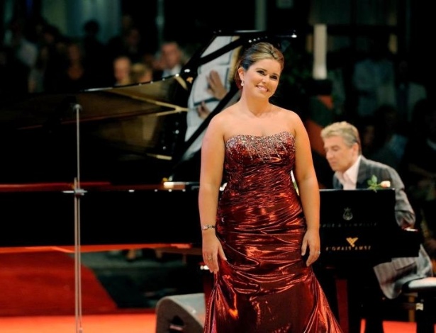 Jovem mezzo soprano irlandesa Tara Erraught foi criticada por estar acima do peso - Divulgação
