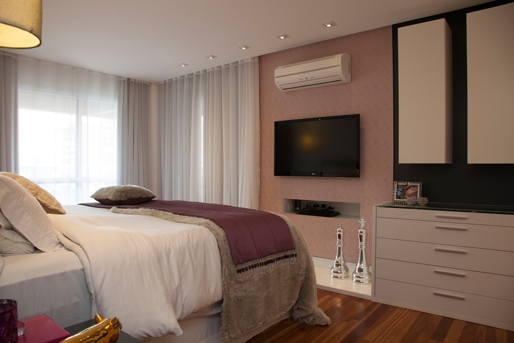 "Os tons pastel costumam passar as sensações de paz e calma e deixam qualquer ambiente mais chique. Por serem neutros, são ideais para quem costuma enjoar rapidamente das cores intensas", afirma a arquiteta Evelin Sayar. No quarto projetado por ela, o papel rendilhado em rosa claro e off-white foi combinado ao cinza apagado, ao branco e ao violeta - J. Vilhora / Divulgação