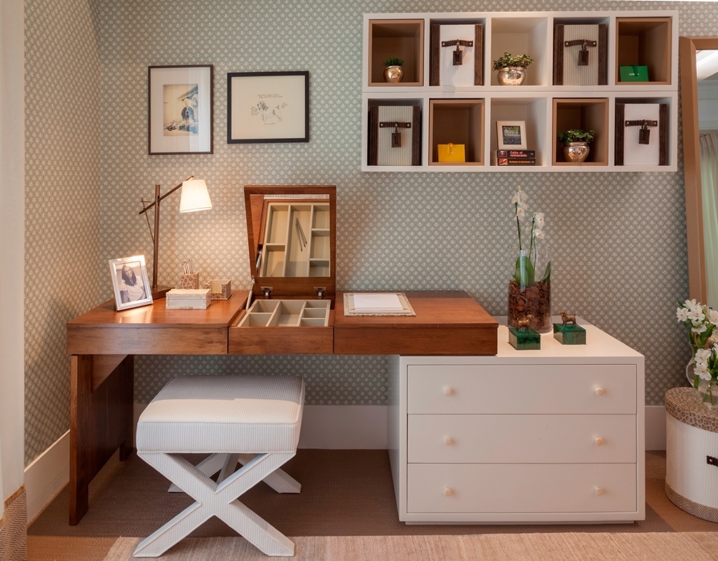 O verde em tom suave no papel de parede se alia à madeira e ao branco para levar aconchego ao canto com mesa e banquinho, que fica em um dormitório apresentado na Mostra da Quartos & Etc., pela arquiteta Silvana Lara Nogueira - Rodrigo Zorzi/ Divulgação