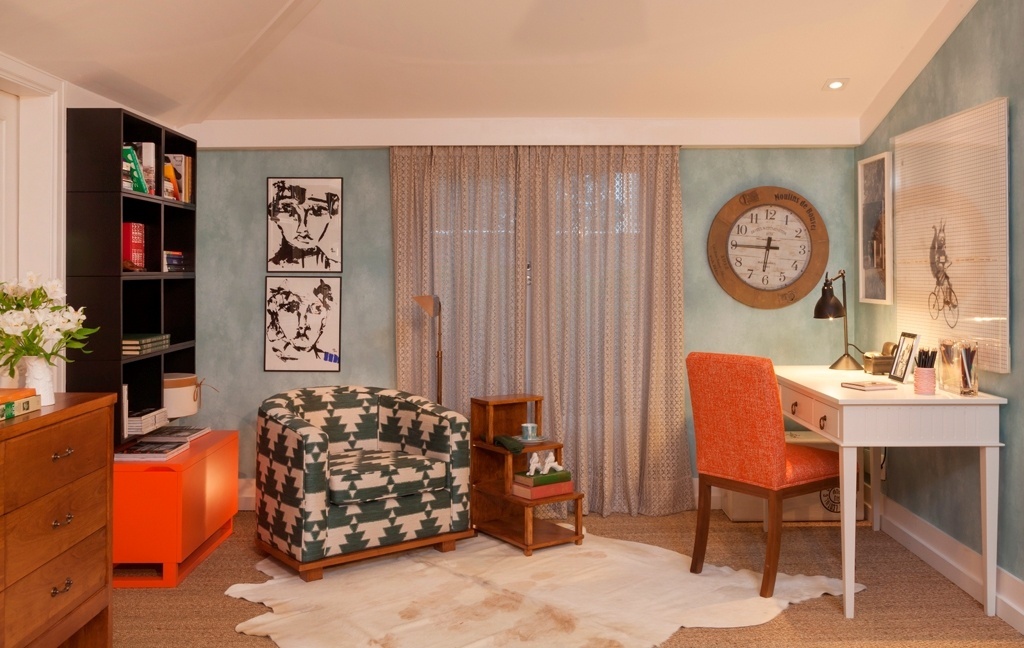 Para remeter à tranquilidade e ao aconchego, no Refúgio no Campo, da Mostra Quartos & Etc., a arquiteta Evelyn Müller optou pelos emprego do azul claro nas paredes, aliando-o ao branco presente em alguns móveis, objetos, porta e forro. A "frieza" do espaço é quebrada pela adição de laranja vibrante e peças de madeira - Rodrigo Zorzi/ Divulgação