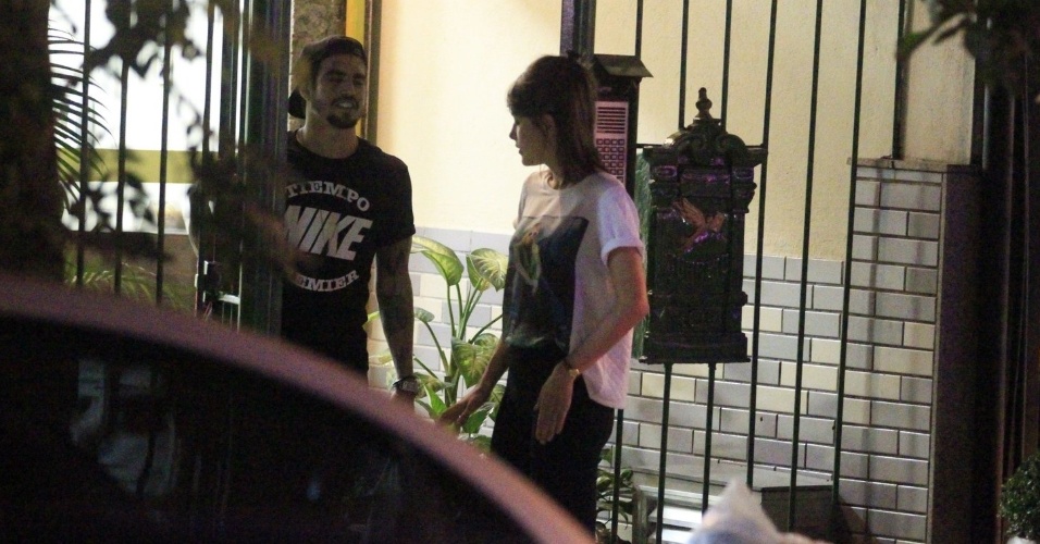 22.mai.2014 - Caio Castro e Maria Casadevall são flagrados no supermercado e se beijando em uma rua no Leblon, zona sul do Rio