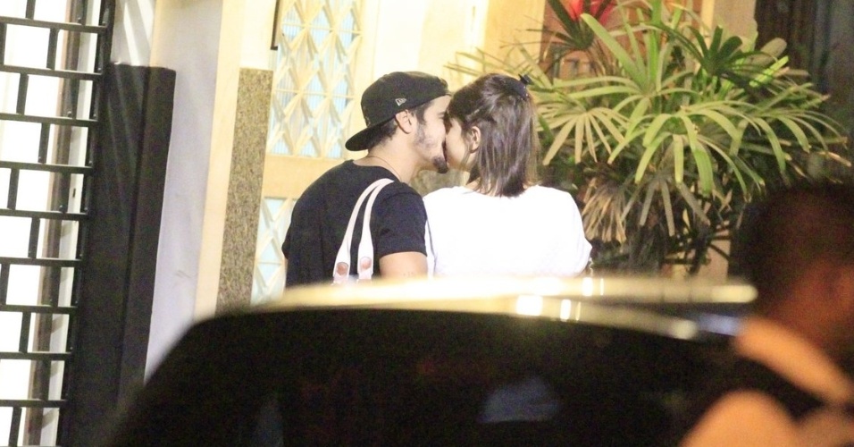 22.mai.2014 - Caio Castro e Maria Casadevall são flagrados no supermercado e se beijando em uma rua no Leblon, zona sul do Rio