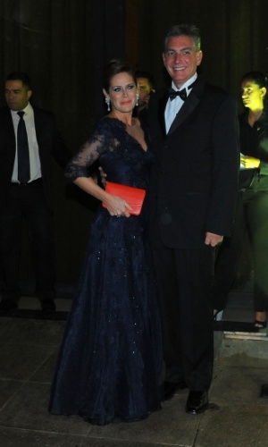 23.mai.2013 - Gigi Monteiro e o marido marcam presença no casamento de Val Marchiori, que aconteceu em são Paulo