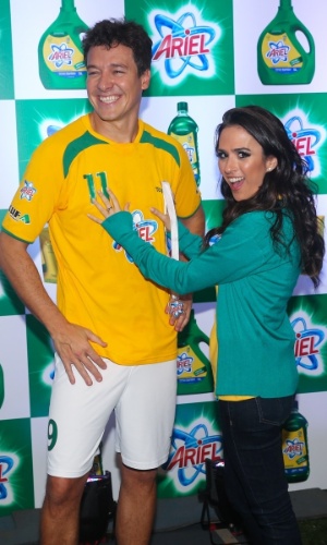 23.mai.2014 - A atriz Tatá Werneck brinca com o apresentador Rodrigo Faro ao posar para foto durante evento publicitário de uma marca de produtos de limpeza em São Paulo