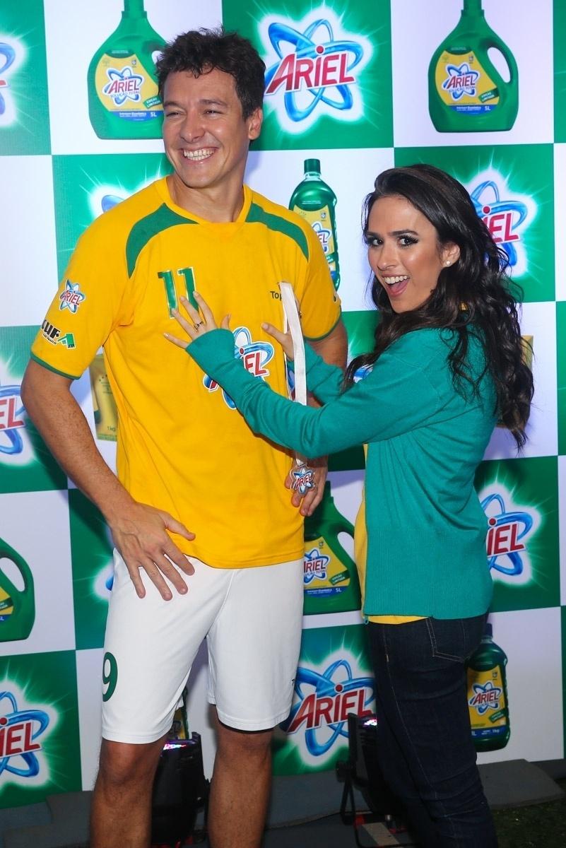 23.mai.2014 - A atriz Tatá Werneck brinca com o apresentador Rodrigo Faro ao posar para foto durante evento publicitário de uma marca de produtos de limpeza em São Paulo