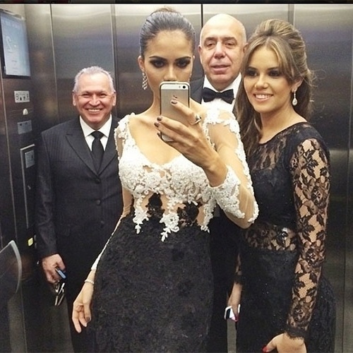 23.mai.2014 - Ao lado do marido e de amigos, Daniela Albuquerque postou foto no elevador rumo ao casamento de Val Marchiori, que aconteceu na noite desta sexta-feira, em São Paulo