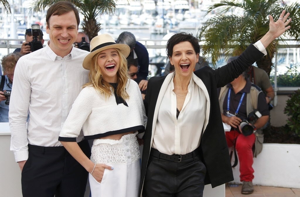 23.mai.2014 - Lars Eidinger, Chloë Grace Moretz e Juliette Binoche posam em evento do filme "Sils Maria" - Reuters