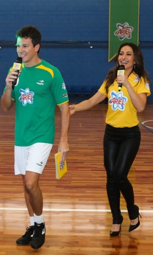 23.mai.2014 - Os apresentadores Rodrigo Faro e Sabrina Sato comandam evento publicitário de uma marca de produtos de limpeza em São Paulo
