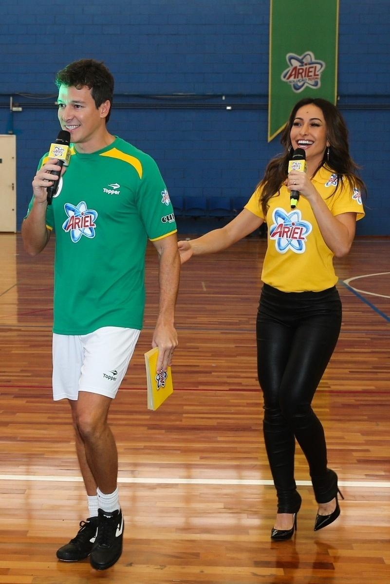 23.mai.2014 - Os apresentadores Rodrigo Faro e Sabrina Sato comandam evento publicitário de uma marca de produtos de limpeza em São Paulo