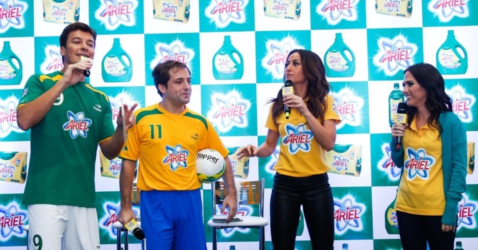 23.mai.2014 - Os apresentadores Rodrigo Faro e Sabrina Sato e os atores Tatá Werneck e Gregório Duvivier participam de evento publicitário de uma marca de produtos de limpeza em São Paulo
