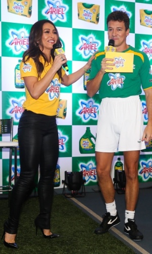 23.mai.2014 - Os apresentadores Rodrigo Faro e Sabrina Sato participam de evento publicitário de uma marca de produtos de limpeza em São Paulo