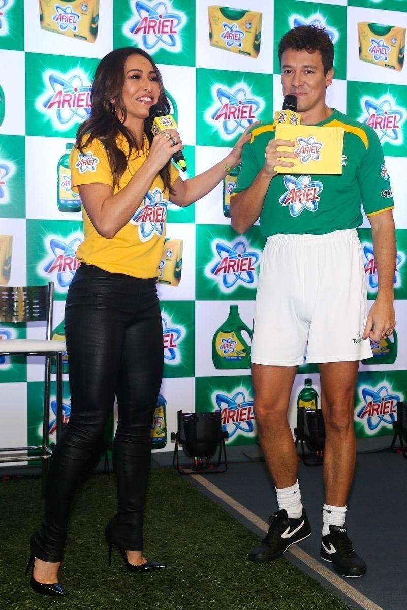 23.mai.2014 - Os apresentadores Rodrigo Faro e Sabrina Sato participam de evento publicitário de uma marca de produtos de limpeza em São Paulo