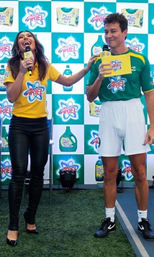 23.mai.2014 - Os apresentadores Sabrina Sato e Rodrigo Faro divertem-se durante evento publicitário de uma marca de produtos de limpeza em São Paulo