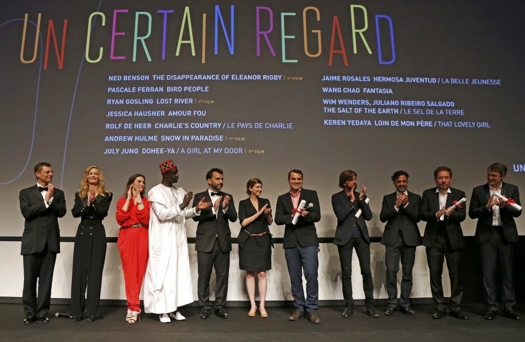 23.mai.2014 -Juliano Salgado (segundo da esquerda para direita) posa com os membros do júri e outros premiados na mostra Un Certain Regard, em Cannes - Yves Herman/Reuters