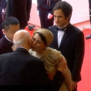 Atriz iraniana Leila Hatami cumprimenta com um beijo o presidente do festival de Cannes, Gilles Jacob, gesto considerado "inadequado" pelas autoridades da República Islâmica - Reprodução