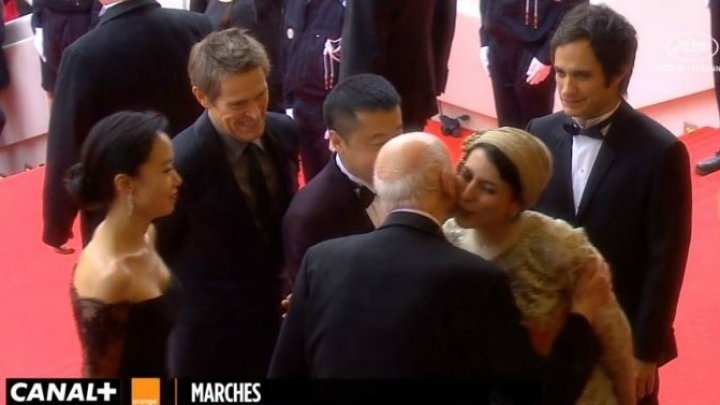 Atriz iraniana Leila Hatami cumprimenta com um beijo o presidente do festival de Cannes, Gilles Jacob, gesto considerado "inadequado" pelas autoridades da República Islâmica