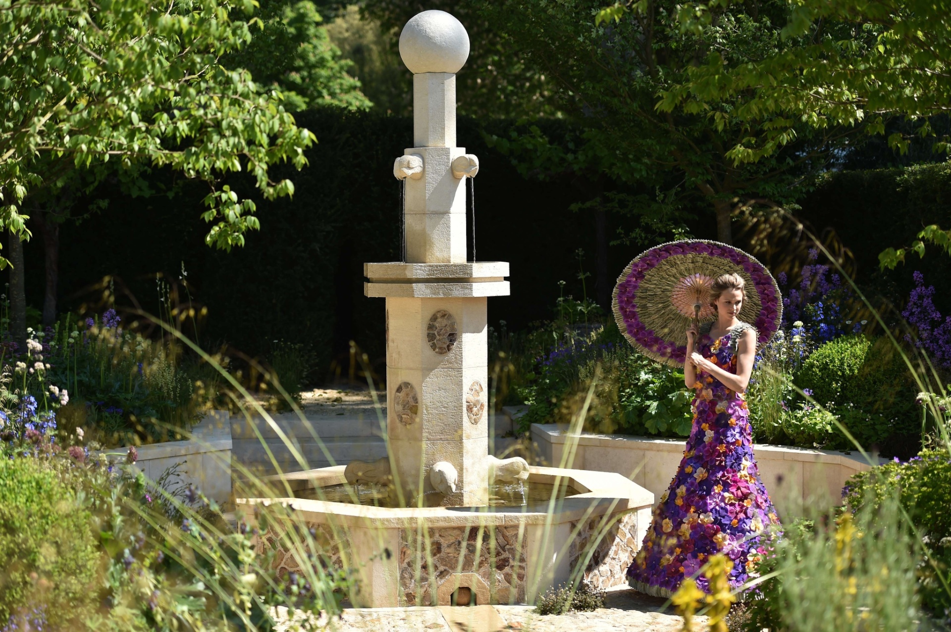 Modelo britânica Nina Schubert  usa vestido e sombrinha decorados com orquídeas "Vanda" na Chelsea Flower Show, organizada pela Royal Horticultural Society (RHS), em Londres, de 20 a 24 de maio de 2014. A primeira mostra de flores e paisagismo apresentada pela RHS data de 1862 - AFP/ Leon Neal