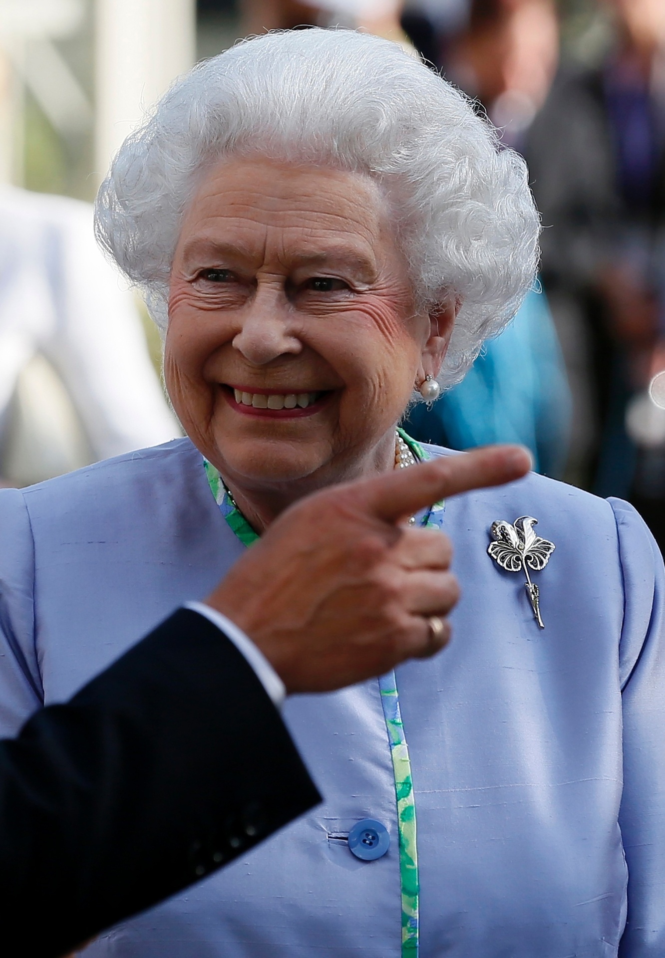 A rainha britânica Elizabeth II visita e sorri na Chelsea Flower Show, organizada pela Royal Horticultural Society (RHS), em Londres, de 20 a 24 de maio de 2014. A primeira mostra de flores e paisagismo apresentada pela RHS data de 1862 - Reuters/ Stefan Wermuth