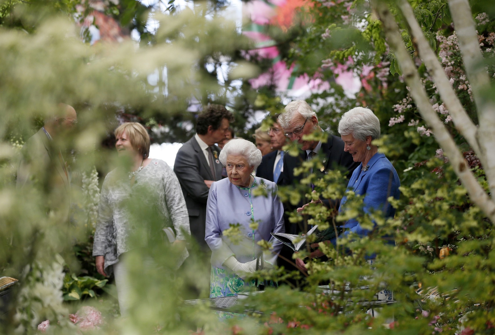 A rainha britânica Elizabeth II visita a Chelsea Flower Show, organizada pela Royal Horticultural Society (RHS), em Londres, de 20 a 24 de maio de 2014. A primeira mostra de flores e paisagismo apresentada pela RHS data de 1862 - AFP/ Stefan Wermuth
