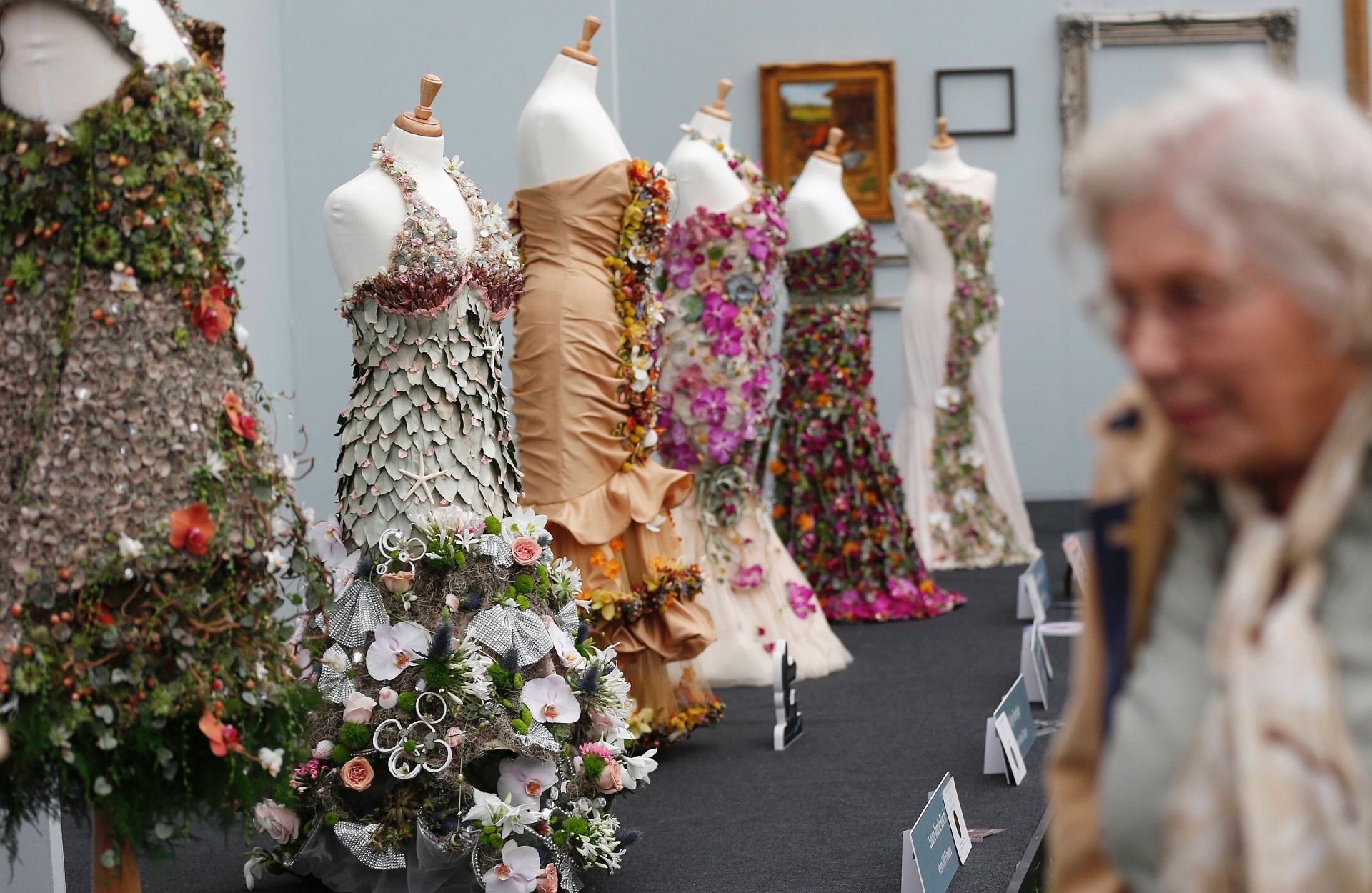 Vestidos decorados e estruturados com flores são apresentados durante a Chelsea Flower Show, organizada pela Royal Horticultural Society (RHS), em Londres, de 20 a 24 de maio de 2014. A primeira mostra de flores e paisagismo apresentada pela RHS data de 1862 - Reuters/Suzanne Plunkett