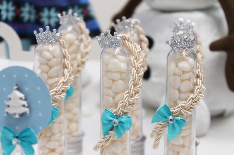 Tubetes com confeitos de chocolate enfeitados com tranças em alusão ao cabelo da princesa Elsa, uma das personagens da animação "Frozen", tema dessa festa da Scrap Encanto - Tatiana F. Martins/Divulgação